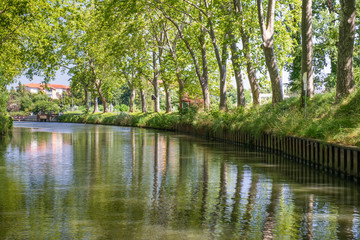 Fototapeta na wymiar Summer look on Canal du Midi canal in Toulouse, southern Franc