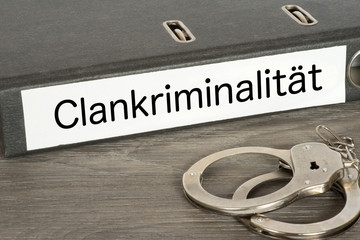 Handschellen und Ordner Clan Kriminalität