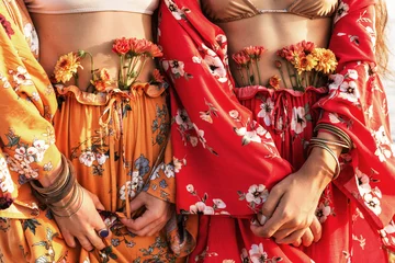 Nahaufnahme von zwei schönen, stilvollen Boho-Modellen in farbenfrohen Kostümen mit Blumen © zolotareva_elina