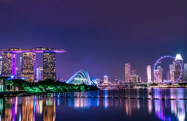 Crédence de cuisine en verre imprimé Helix Bridge SINGAPORE-MAY 18, 2019 : Cityscape Singapore modern and financial city in Asia. Marina bay landmark of Singapore. Night landscape of business building and hotel. Panorama view of Marina bay at dusk.