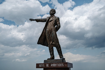 Naklejka premium 羊ヶ丘展望台のクラーク博士銅像(Dr. Clark statue at Hitsujigaoka Observatory Hill)