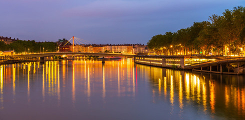 Fototapeta premium Les quais de la Saône à Lyon la nuit, Rhône, France