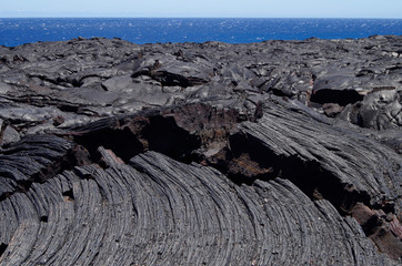 Aufgebrochenes Lavafeld vor Ozean Formation in Lavafluss - Lines and patterns in cold lava stone in...