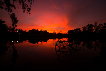 Obraz na płótnie Canvas Early morning sky at lake 