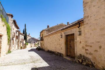 Fototapeta na wymiar Pedraza, Castilla Y Leon, Spain: Calle de las cuestas. Pedraza is one of the best preserved medieval villages of Spain, not far from Segovia