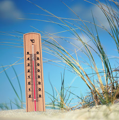 Thermometer in den Dünen - Hitzewelle