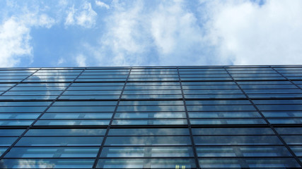 Moderne B&uuml;rohaus-Architektur: Wolken-Spiegelung