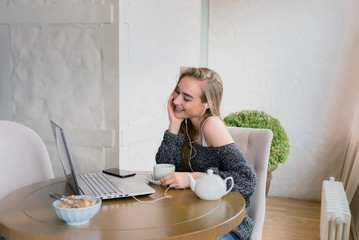 young woman with laptop in the coffee shop