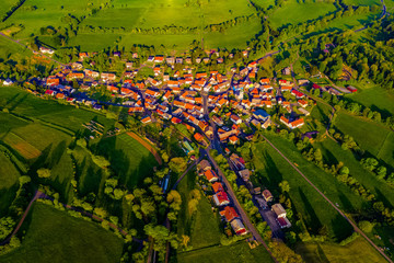 Das Dorf Breungeshain in Hessen mit der Drohne