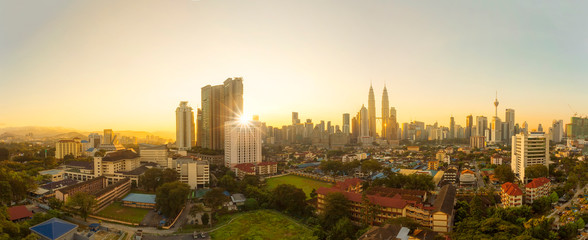 Fototapeta premium Miasto Kuala Lumpur, Malezja z widokiem na ariel i ostrym słońcu