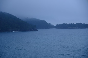 Fototapeta na wymiar Early morning mist in Milford Sound
