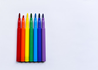 markers on a white background are in the order of colors of the rainbow