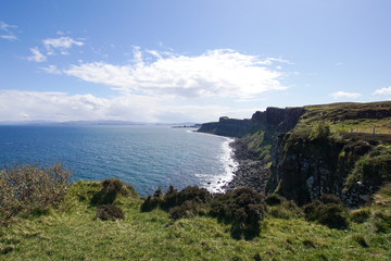 Blick über die Klippen in der Nähe des Kilt Rock auf der Insel Skye