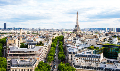 凱旋門から眺めるエッフェル塔とパリ市内　ワイド