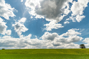 Fototapeta premium Heiter bis wolkiger Himmel