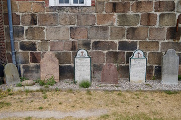 Historische Grabsteine auf Föhr (Süderende)