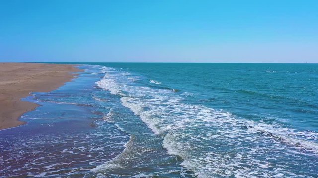 mer m&eacute;diterran&eacute;e et sable, vue a&eacute;rienne