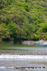 桂川の葛野大堰（堰）とボート 京都嵐山