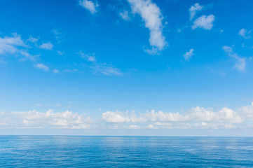 Naklejka na ściany i meble Pacific Ocean - View of beautiful sky with clear blue sea