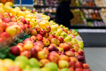 fruits, food and sale concept - ripe apples at grocery store or supermarket