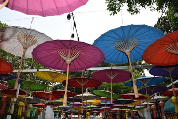 Ombrelles parasols temple Chiang Mai Thailande