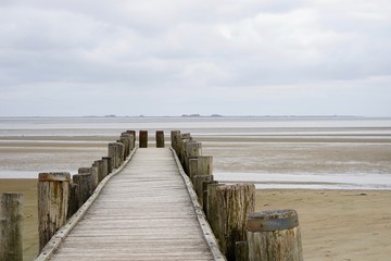 Panoramablick von einem Holzsteg auf Föhr über das Wattenmeer