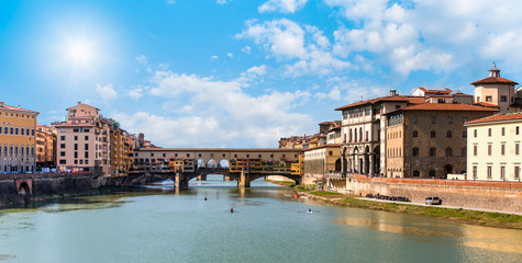 Obraz premium Bridge of Ponte Vecchio on the river Arno - Florence, Italy
