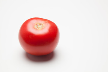 Tomates rojos, sanos y con gotas de agua sobre fondo blanco