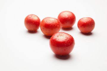 Tomate, rojo, sano con gotas de agua sobre fondo blanco