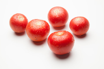 Tomate, rojo, sano con gotas de agua sobre fondo blanco