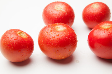 Tomate, rojo, sano con gotas de agua sobre fondo blanco