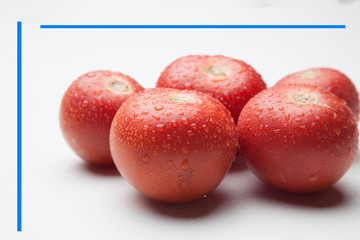 Tomate, rojo, sano con gotas de agua sobre fondo blanco