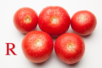 Tomate, rojo, sano con gotas de agua sobre fondo blanco
