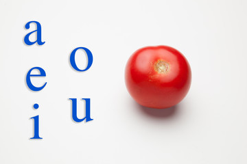 Tomate, rojo, sano con gotas de agua sobre fondo blanco