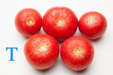 Tomate, rojo, sano con gotas de agua sobre fondo blanco