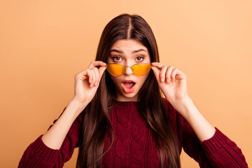Close up photo beautiful amazing she her lady open mouth staring stupor epic fail unbelievable news lost loser wear sun specs casual red burgundy knitted pullover isolated pastel beige background