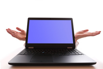 Ratlose Hände hinter einem Laptop als Konzept für unzureichende Computerkenntnisse
