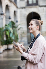  woman traveler examines the sights
