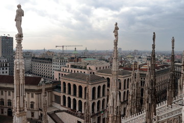 Fototapeta na wymiar I pinnacoli del duomo di Milano con le statue di santi che vigilano sulla città