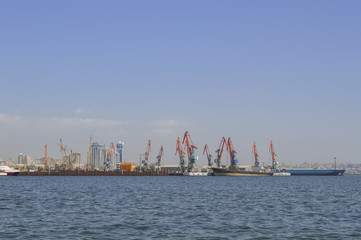 Fototapeta premium construction in the Caspian sea with Baku cityscape