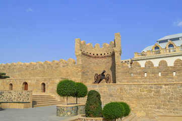 Obraz premium walls of old city Baku with cannon