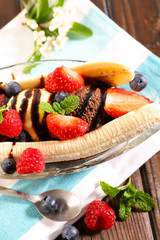 banana split, banana with ice cream and fruits