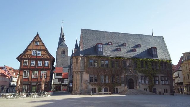 Quedlinburg - Marktplatz mit Rathaus und Marktkirche in einer mittelalterlichen Stadt im Herzen von Deutschland in 4k