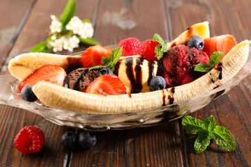 banana split, banana with ice cream and fruits