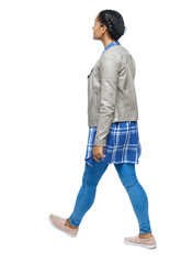 Naklejka premium back view of a young black girl walking in jeans and a checkered