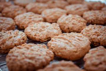 Oatmeal cookies put it on the grill to wait for it to cool.