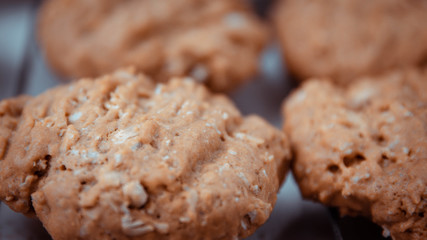 Oatmeal cookies put it on the grill to wait for it to cool.