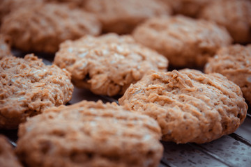 Oatmeal cookies put it on the grill to wait for it to cool.