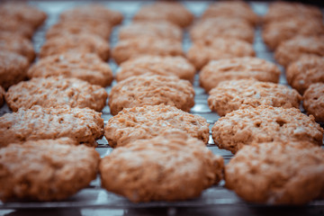 Oatmeal cookies put it on the grill to wait for it to cool.