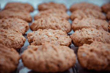 Oatmeal cookies put it on the grill to wait for it to cool.
